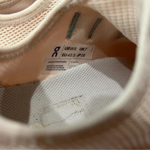 On Cloudeasy women’s size 9 - Picture 9 of 9